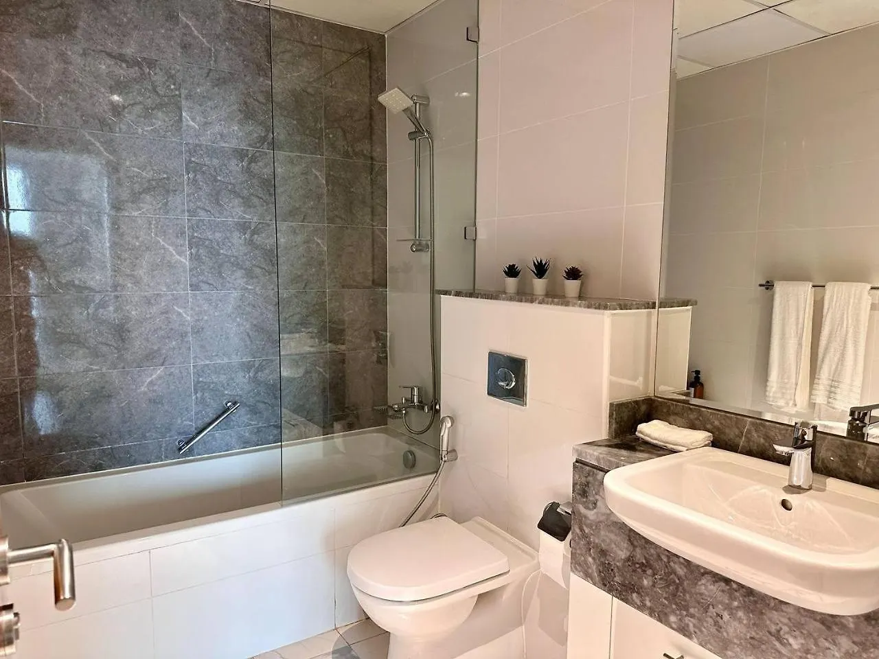 Stunning Apartment In The Heart Of Dubai - Canal View